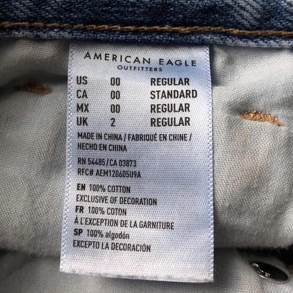 American Eagle Light Wash Raw Frayed Hem Mom Jean Size 00 - Picture 6 of 10